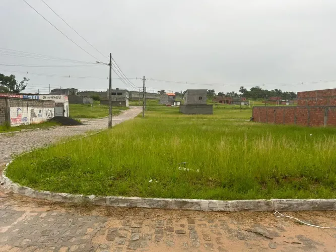 Imóvel para venda possui 227 metros quadrados em Santo Antônio - Camaçari - BA