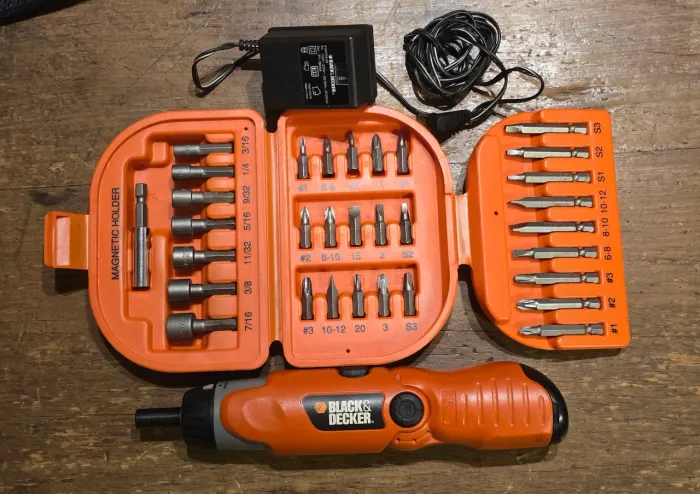 Parafusadeira Angular Sem Fio Black+Decker 9073 + Carregador Bivolt + Jogo de Pontas<br>