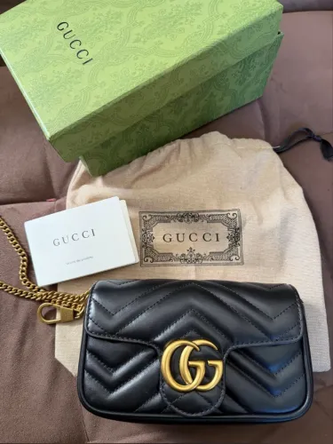 Bolsa Gucci marmont super mini preta com ferragens douradas em perfeito estado