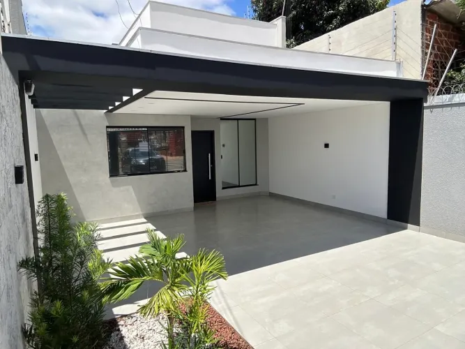 Casa moderna com quintal para piscina em maringá.