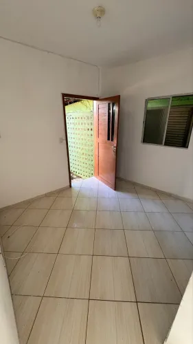 Alugo uma casa de 2/4 em condomínio fechado