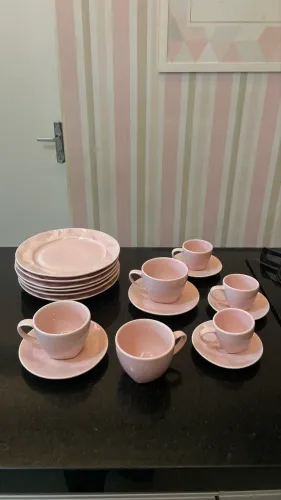 Conjunto de porcelana Tok&Stok, na cor rosa, delicado e em bom estado.