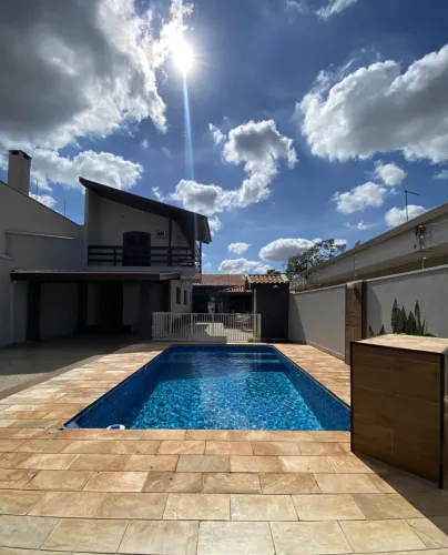 Casa com piscina á venda por R$980.000,00 e locação no valor de R$ 4.500,00, no Jardim Ipi