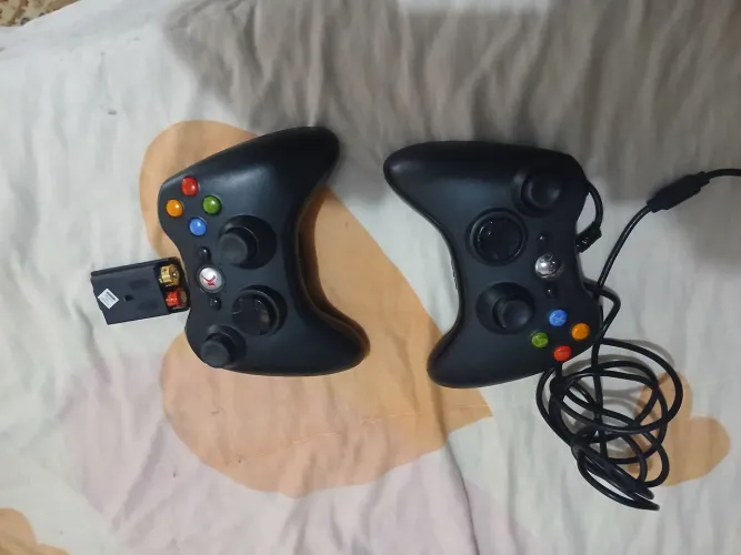 2 controles xbox360. 1 sem fio outro com cabo em boas condições. 
