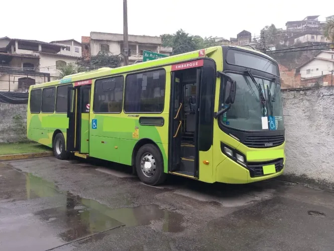 Caio Apache ano 2015 Mercedes 1519, com 37 lugares