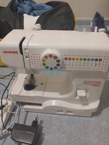 Excelente máquina de costura janome..... perfeita para uma renda extra