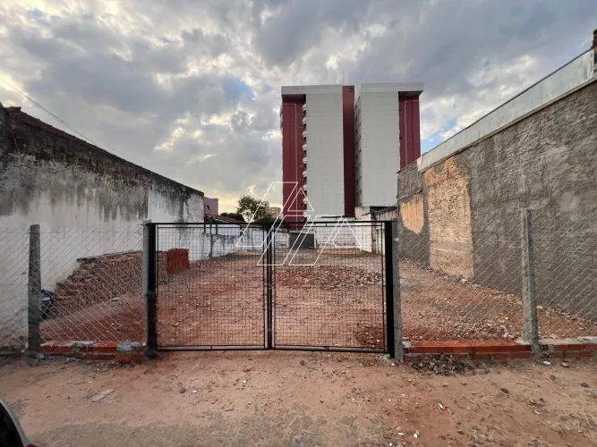 Terreno à Venda com 305 m² no Centro, Marília/SP