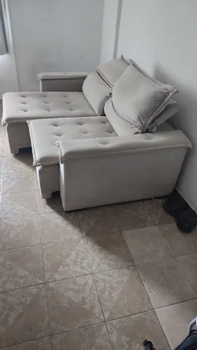Sofá reclinável retrátil semi-novo branco