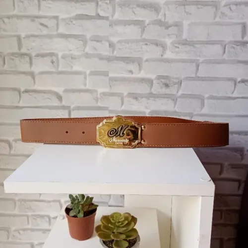 Cinto marrom clássico com fivela dourada