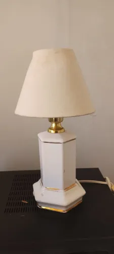 Vendo abajour de mesa branco com detalhes em dourado, usado mas em ótimo estado.