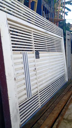 Portão basculante com social embutido