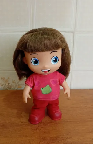 Boneca Gi Neto articulada com som da marca Rosita. 