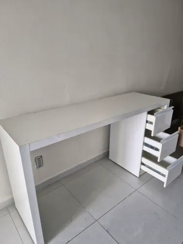 Mesa para profissionais de unhas ou escritório