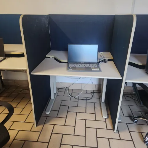 Mesa Estação de Trabalho Individual com Divisórias - Ideal para Escritório ou Estudos