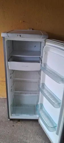 Geladeira Eletrolux 240l, 220v semi-nova negociável