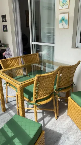 MESA DE JANTAR COM TAMPO DE VIDRO RETANGULAR COM 4 CADEIRAS FIBRA SINTETICA