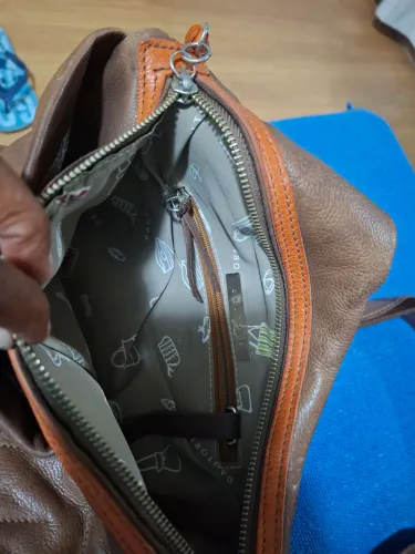 Vende-se uma bolsa de lado de couro