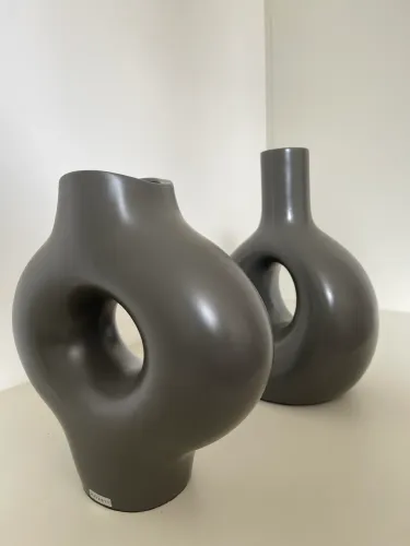 02 vasos em cerâmica - Mazzotti - na cor chumbo 
