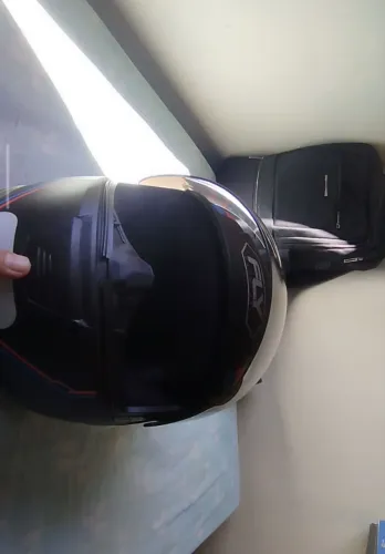 Capacete F9 Fly, na cor preta, com detalhes em listras azul e vermelha. Novinho 