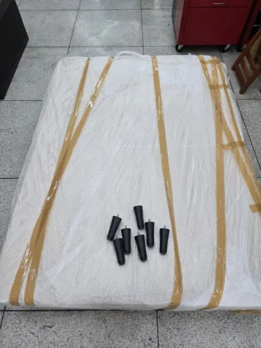 Cama casal com pezinhos fixos