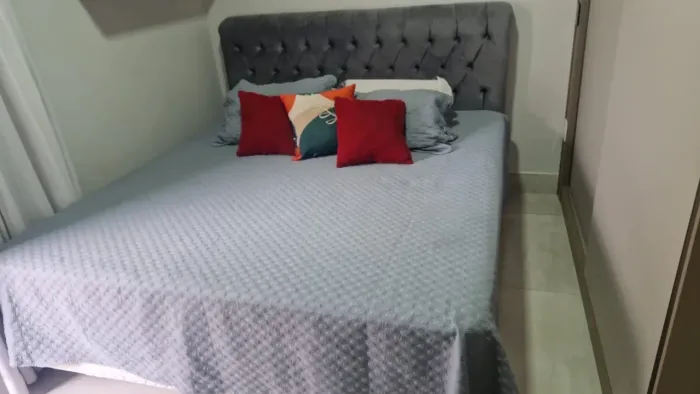 Cama casal king e box e cabeceira cinza