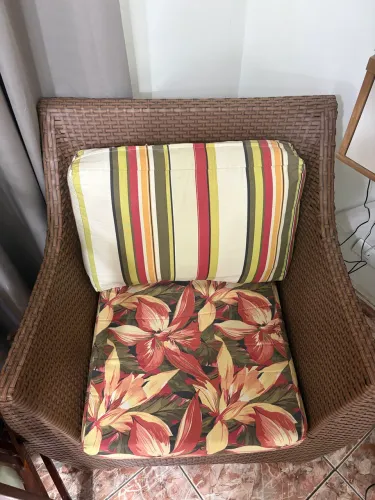 Poltrona de Rattan Sintético com Almofadas - Excelente Estado