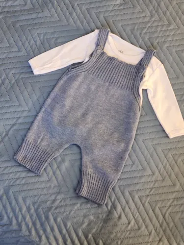 macacão de tricô azul e body branco