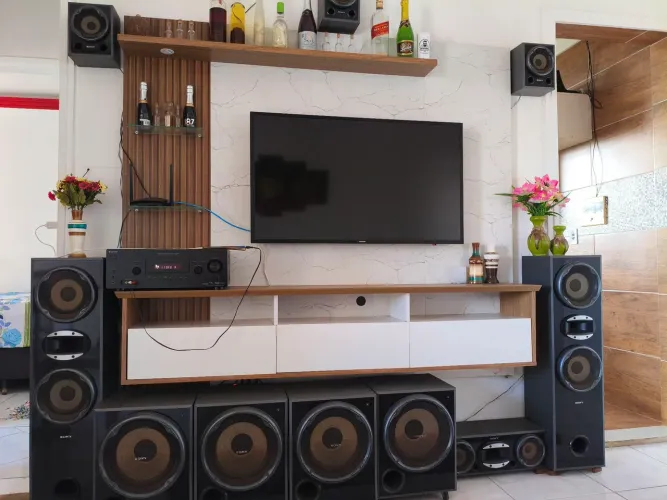 Vendo esse som hoomi  potente quatro semi-of grande duas caixas vertical mais 3 caixas  