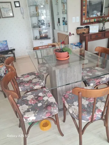 Mesa de jantar com tampo de vidro + 4 cadeiras - ótimo estado