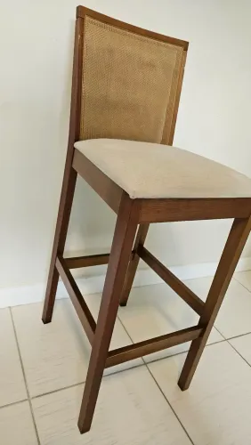 Banquetes amadeidaras com tampo revestido de linho. São 2 unidades.