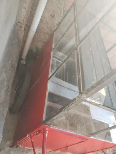 Vende-se uma carrocinha de cachorro quente.