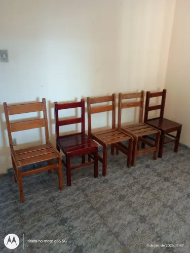 5 cadeiras e 2 mesas de madeira R$ 600,00