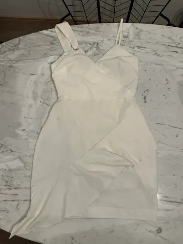 vestido botswana branco/off-white | transpassado/babado assimétrico | argola | tam pp