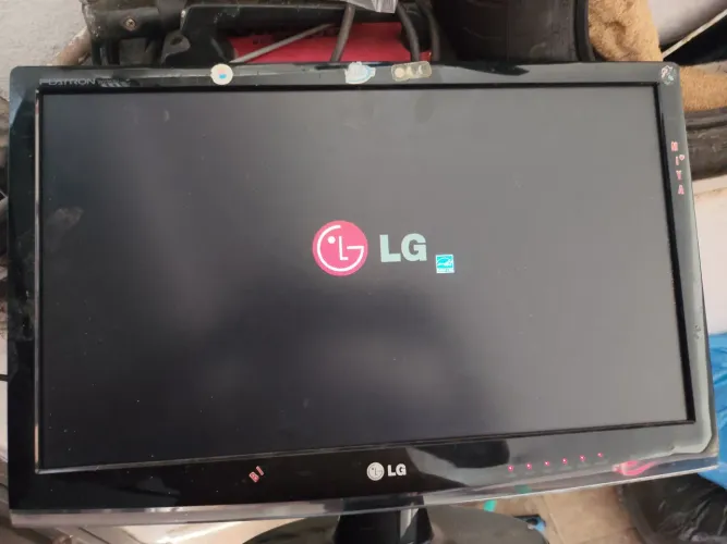 Monitor lg w2353v