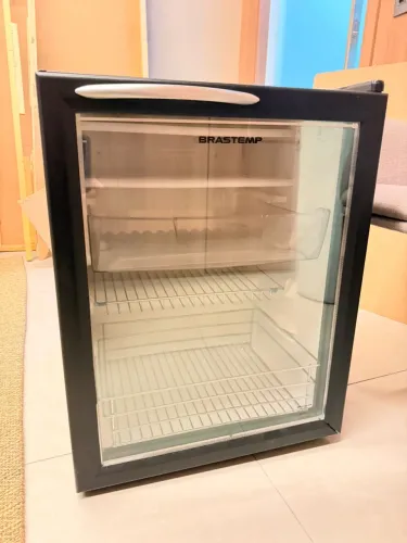 Frigobar Brastemp vidro 80L