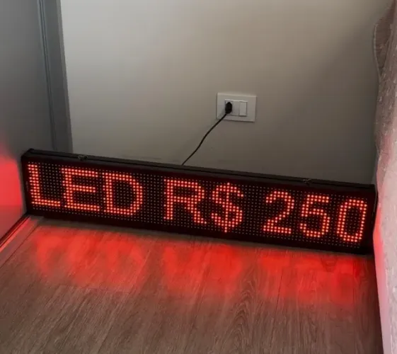 Painel LED Letreiro Digital WiFi 1 Metro Programável - Vermelho