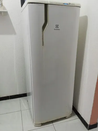 Geladeira Electrolux Frost Free 322L Painel Blue Touch Uma Porta Branca (RFE39)