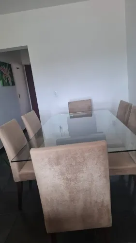 Mesa de Jantar Classic - com tampo de vidro e cadeiras revestidas em tecido bege