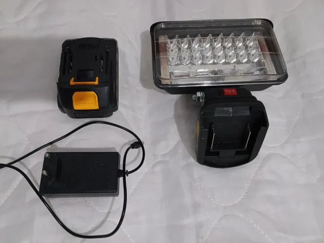 Refletor de emergência com bateria recarregável