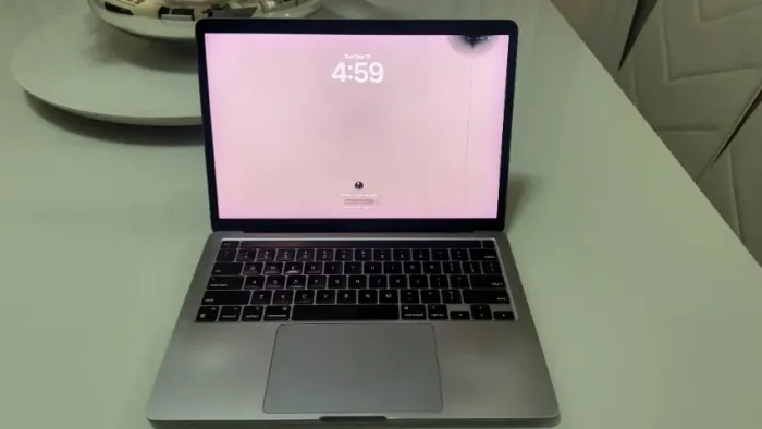 MacBook Pro M1 2020 8GB 256GB - detalhe na tela