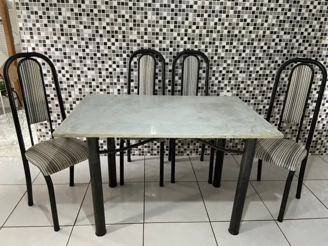 MESA COM 04 CADEIRAS - TAMPO DE MÁRMORE