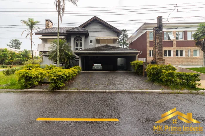 Vista Exclusiva para o Lago: Imponente Residência de Alto Padrão