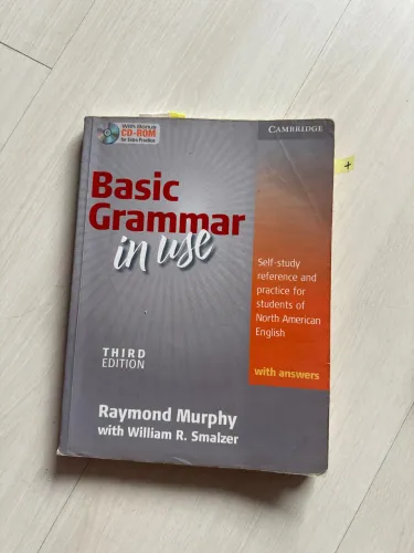 livro da foto é o Basic Grammar in Use (Third Edition)