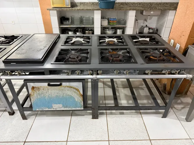 Fogão industrial 6 bocas com forno e chapa
