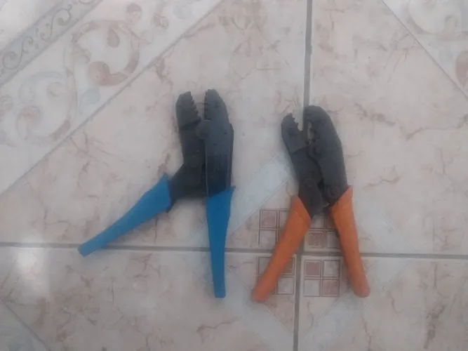 dois alicates crimpadores (um pouco enferrujados) com sistema de catraca (funcionando)