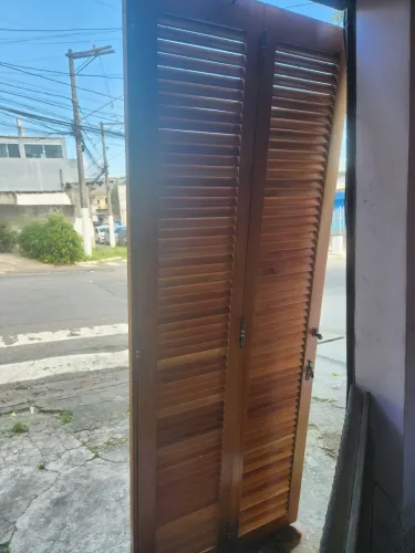 Porta camarão em madeira clara completa