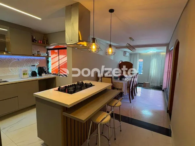 Sobrado à venda em Santo André (Vila Metalúrgica) | 3 suítes, 5 vagas e espaço gourmet