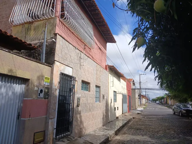 Vendo uma casa. Um apartamento. Um ponto comercial. Todos coligados em um mesmo terreno.