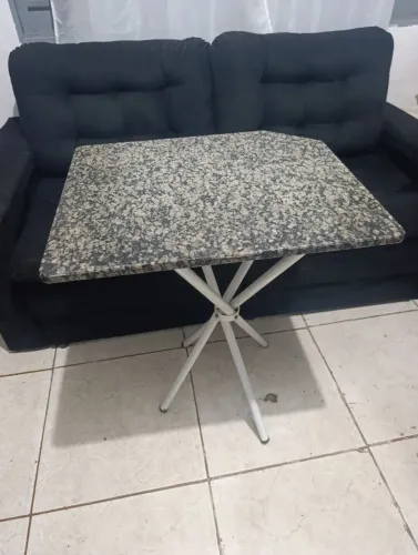 Mesa com tampo de granito e estrutura metálica