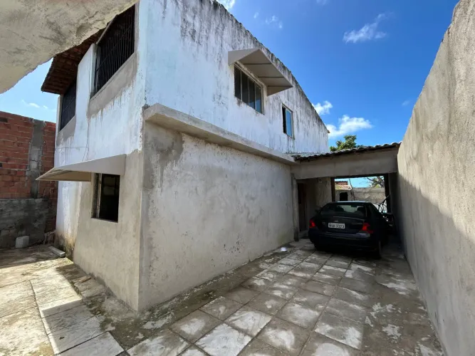 VENDO : CASA com 1 ANDAR, 4 QUARTOS com 3 SUÍTES na MASSAGUEIRA.